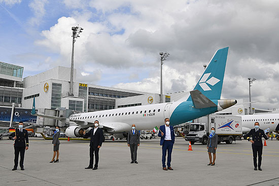 Thomas Kube, den Leiter Marketing und Verkehrsförderung der Flughafen München GmbH (FMG) (3.v.l.) und Michael Haeffner, Airline-Betreuer der FMG (3.v.r.) mit der Air Dolomiti-Crew Korian Kura (links), Giorga Della Torre (2.v.l.), Andrea Paganelly (4.v.l.), Roberta Di Maio (2.v.r.) sowie Fabrizio Santorni (rechts) nach der Landung in München. vor der Embraer 195 (Alex Tino Friedel für Flughafen München)